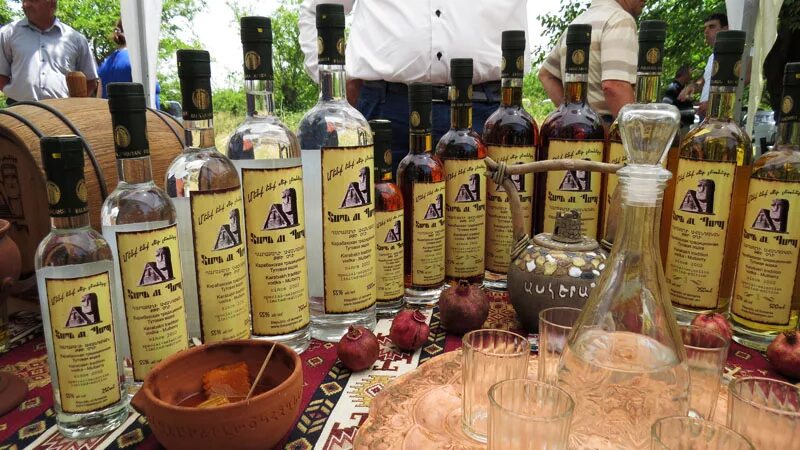 армянские спиртные напитки. армянские спиртные напитки. тутовый буш арцах. армянские спиртные напитки. тутовка водка армения.