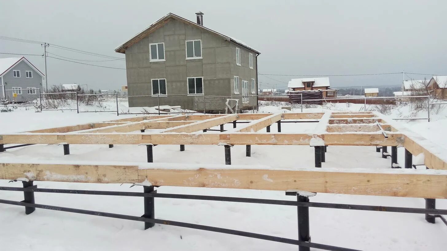 Дом на сваях. Дом на сваях. Баня 3 на 3 на сваях. Построена на сваях. Свайно-ростверковый фундамент металл.