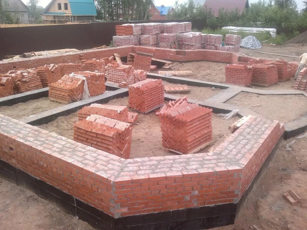 Фундамент из кирпича. Кирпичный фундамент. дом из полнотелелого кирпича. цоколь из полнотелого кирпича.