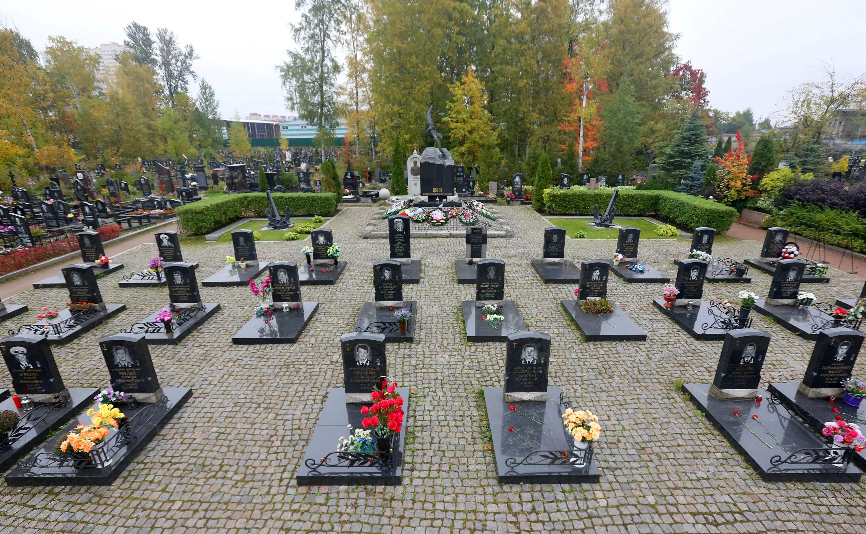 Похороненных б. Серафимовское кладбище мемориал. Аллея героев Серафимовского кладбища. Серафимовское кладбище Курск. Мемориал Курск на Серафимовском кладбище.