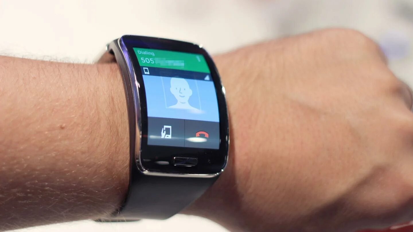Синхронизировать часы с самсунгом. Samsung Gear s SM-r750. Samsung Gear s на руке. Часы Samsung 2005. Samsung watch r750.