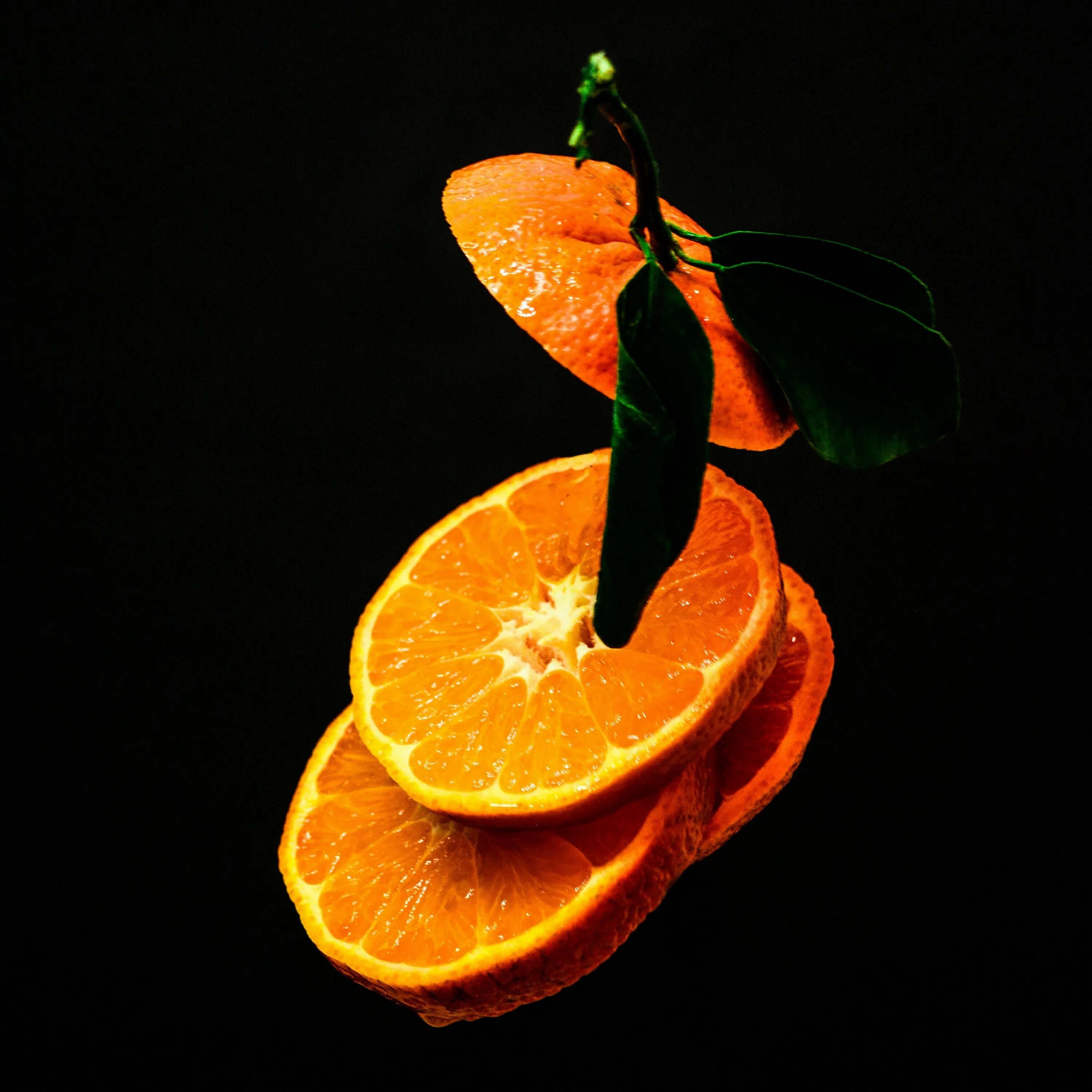 Гранулла апельсин. Апельсины на темном фоне. Долька апельсина. Апельсин на черном фоне. Темный мандарин