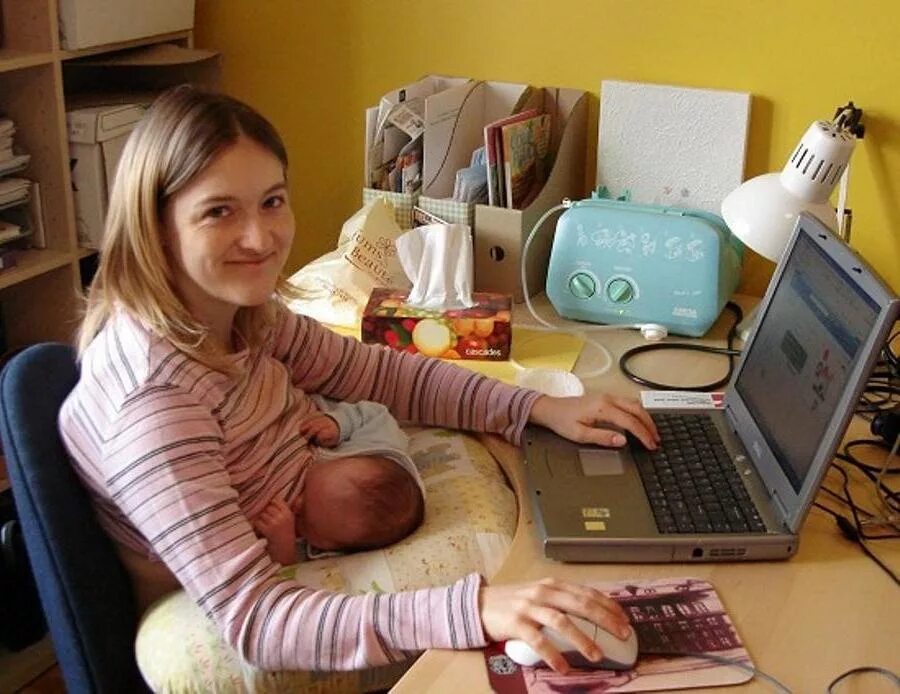 Сижу у мамы на работе. Женщина с ребенком за компьютером. Мама в декрете с компьютером. Мама с ребенком за компом. Мать с ребенком за компьютером.