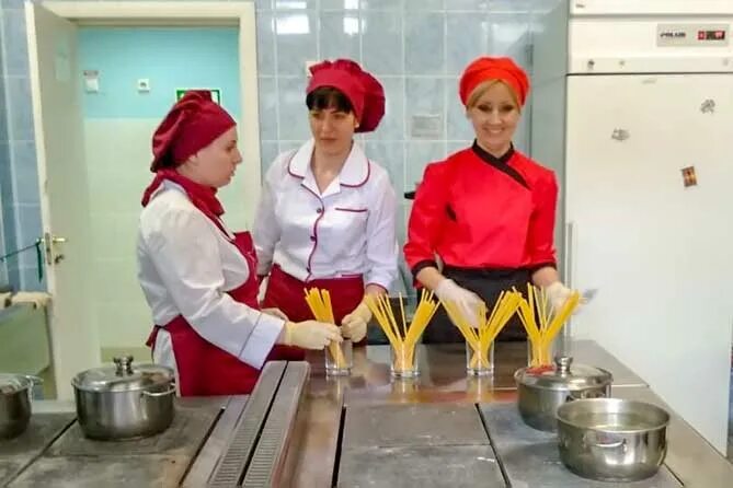 Повариха в садике. Повар в садике. Кухонный рабочий детский сад. Повар в садике. Повар в садике.