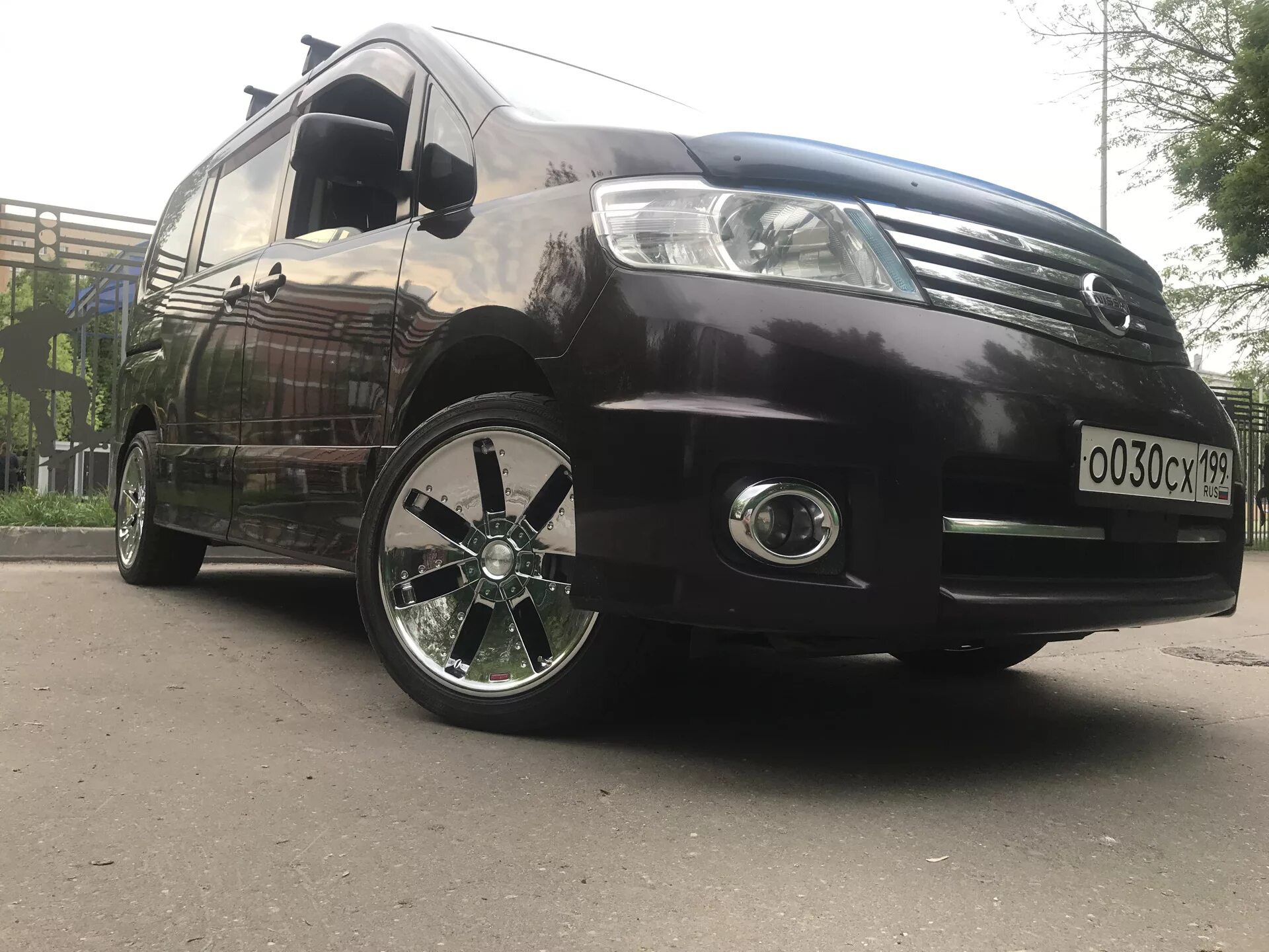 Диски nissan serena c25 r15 вес. Ниссан серена с 25 литье r 16. Nissan serena c24 обвес. Nissan serena c26 r18. Nissan serena c26 колеса r18.