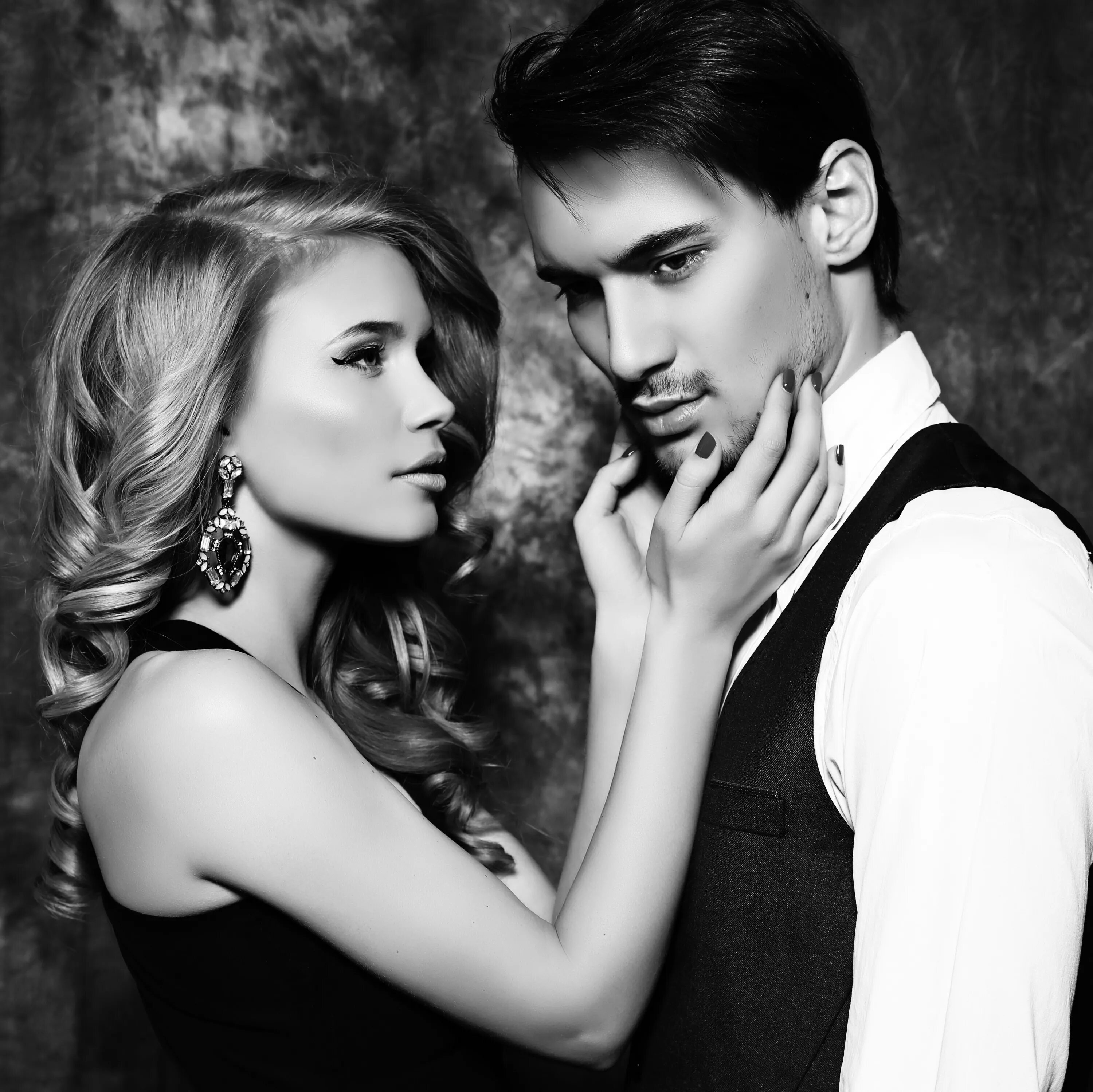 фотосессия парня и девушки в студии. две черные девушки и парень. две черные девушки и парень. парень и девушка в солнцезащитных очках. силуэт двух девушек.