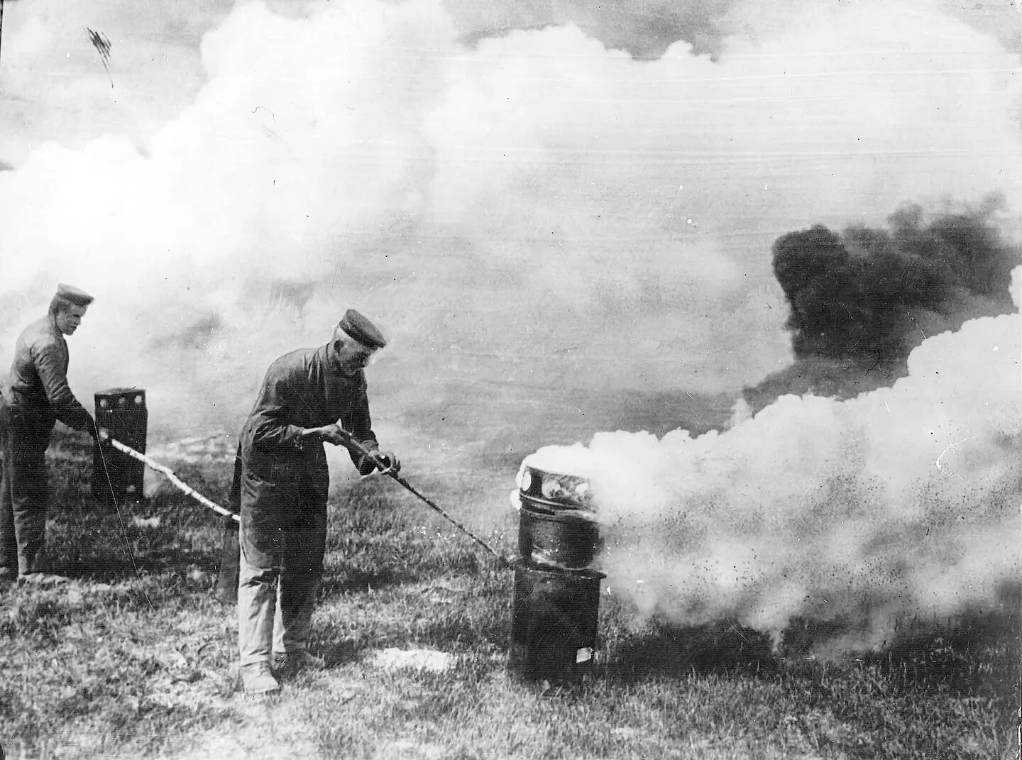 Первый отравляющий газ. Хим оружие в первой мировой войне. Хим оружие первой мировой фосген.