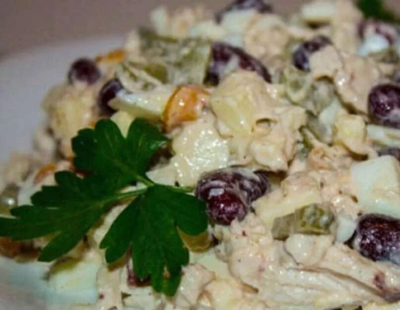 Салат фасоль курица грибы огурец. Салат сытный с фасолью и курицей. салат с фасолью и курицей и огурцом. салат из фасоли и курицы. салат с курицей грибами и фасолью.