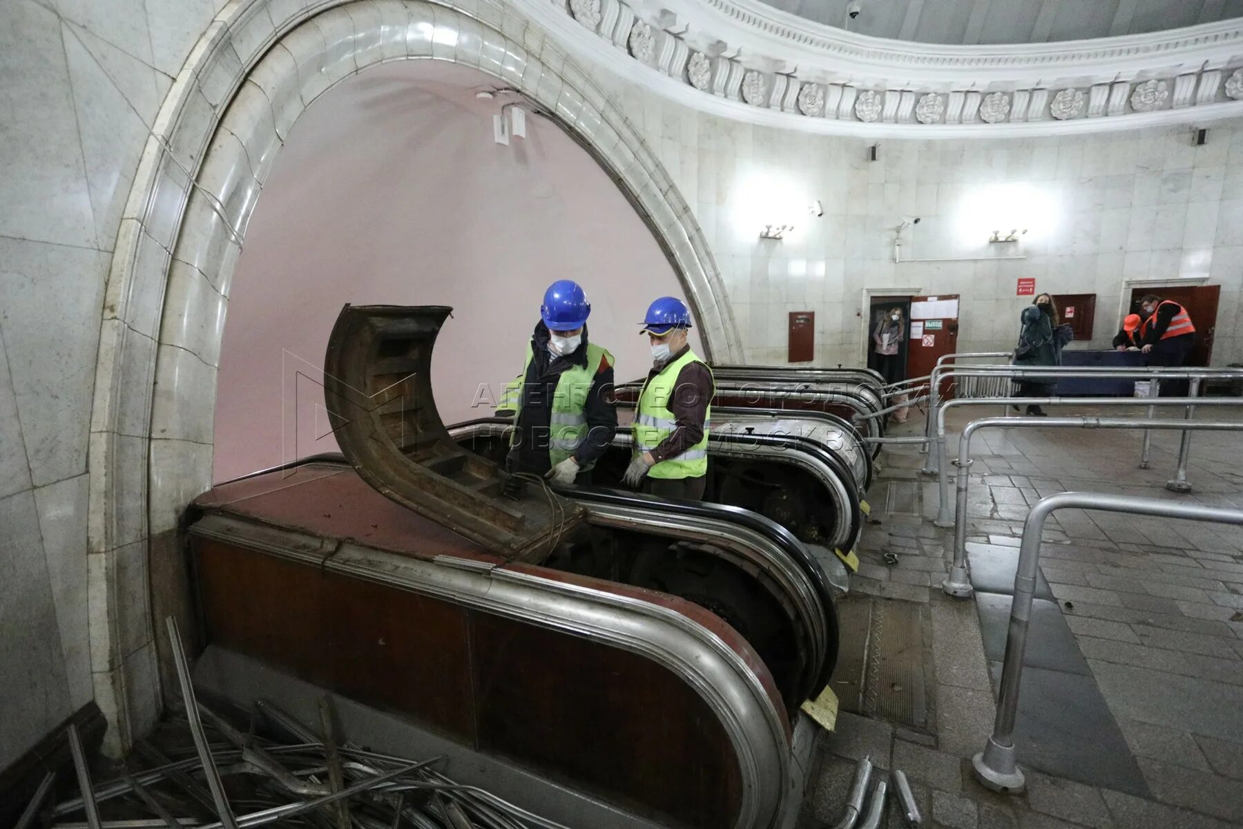 Вестибюль инженер интеллигенция осквернить винегрет. Станция новослободская вестибюль. новослободская станция метро эскалатор. новослободская станция метро кольцевая линия. московский метрополитен станция новослободская эскалатор.