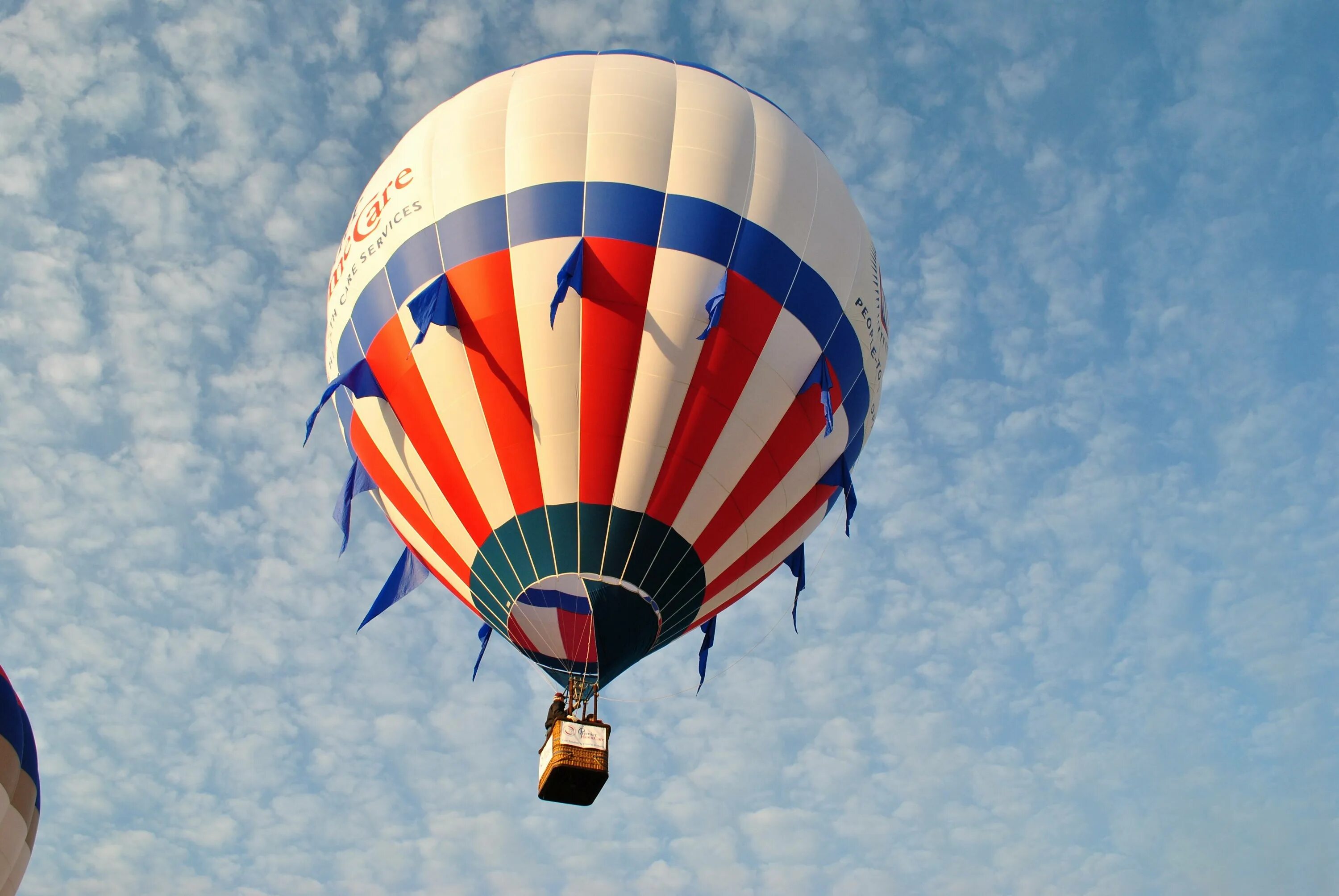 Летать на шаре как называется. Дирижабль монгольфьер. Воздушные шары. Воздушный шар с корзиной. Воздушные шары аэростаты.