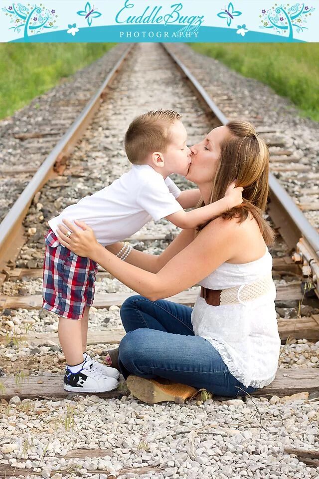 Mom amd son. Мама целует сына. Mom amd son. Mother fondled by her son. Mom amd son.