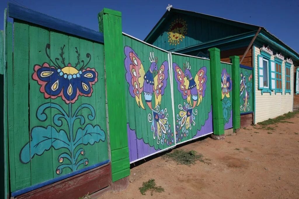 декор стен в гараже. ворота рисунок. рисунок на воротах дома. расписные ворота. разрисованные ворота.