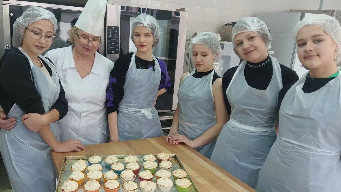 Бпоу во вологодский колледж сервиса вологда. Специальность повар кондитер. Рсо сервисный отряд официант. Вкс вологодский колледж сервиса. Колледж-повар кондитер в вологде.