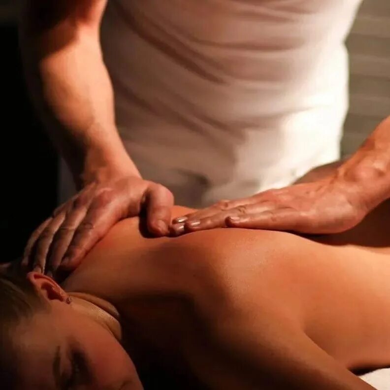 Инстаграмы массажистов. Массаж спины. Классический массаж. Мужские руки массажиста. Профессиональный массаж.