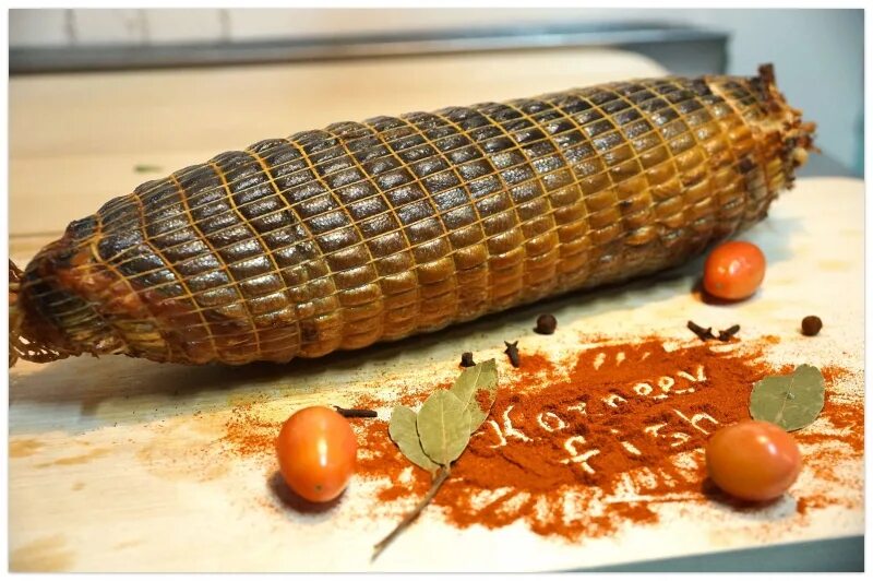 шахматный рулет из рыбы. рулет из семги тунца и палтуса. рыба копченая в сетке. камчатский рулет шахматный из рыбы. шахматный рулет.