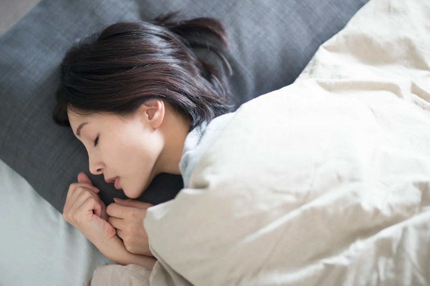 Asia sleep. Здоровый сон. Korean in bed. Спящий человек фото. Японские спящие.
