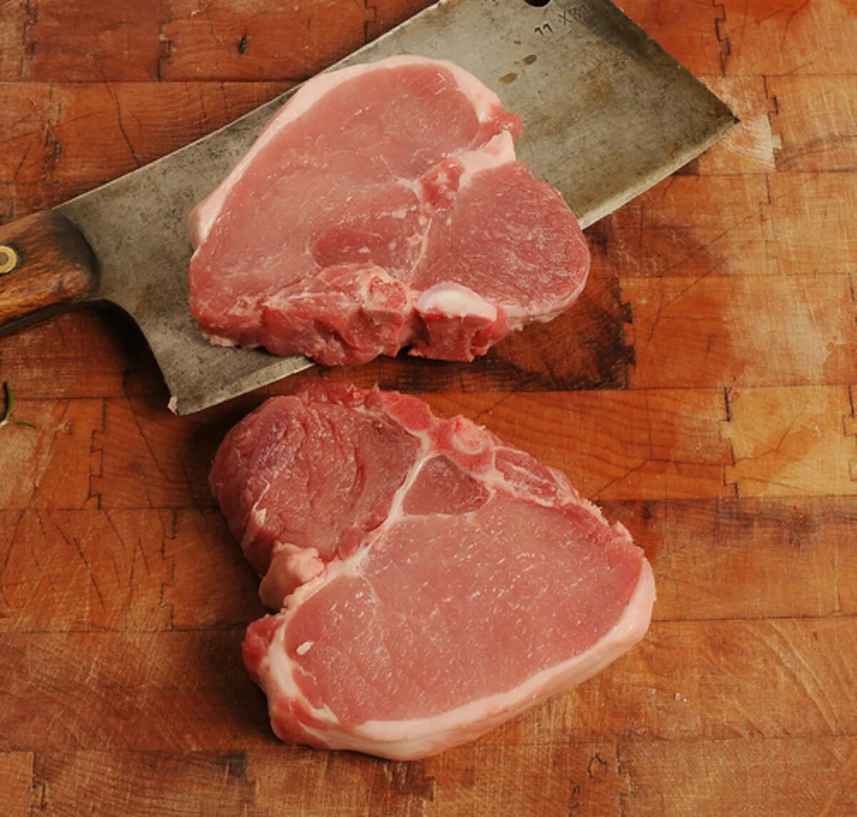 Корейка на кости свинина. Корейка или окорок. Мясопродукт рулет грудинка свиная. Корейка часть свиньи. Корейка или окорок.