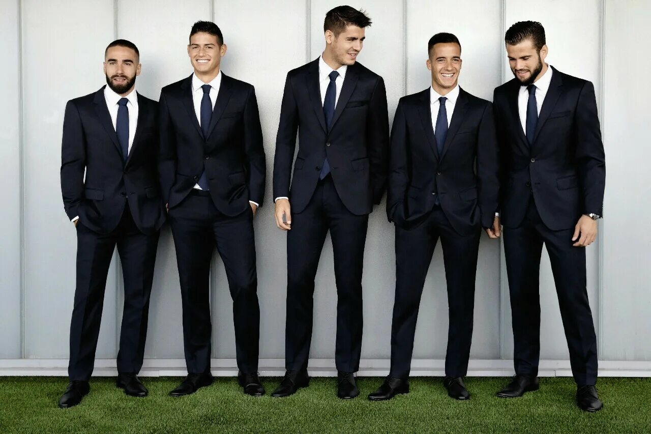 Многие мужчины. Реал Мадрид Хьюго босс. Группа парней в костюмах. Пять мужчин в костюмах. Футболисты в костюмах.