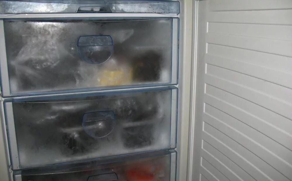 Холодильник сильно греется. Холодильник LG b409не морозит морозильная камера. Нижняя полка для холодильника Индезит. Морозильная камера ноу Фрост. Холодильник камера.
