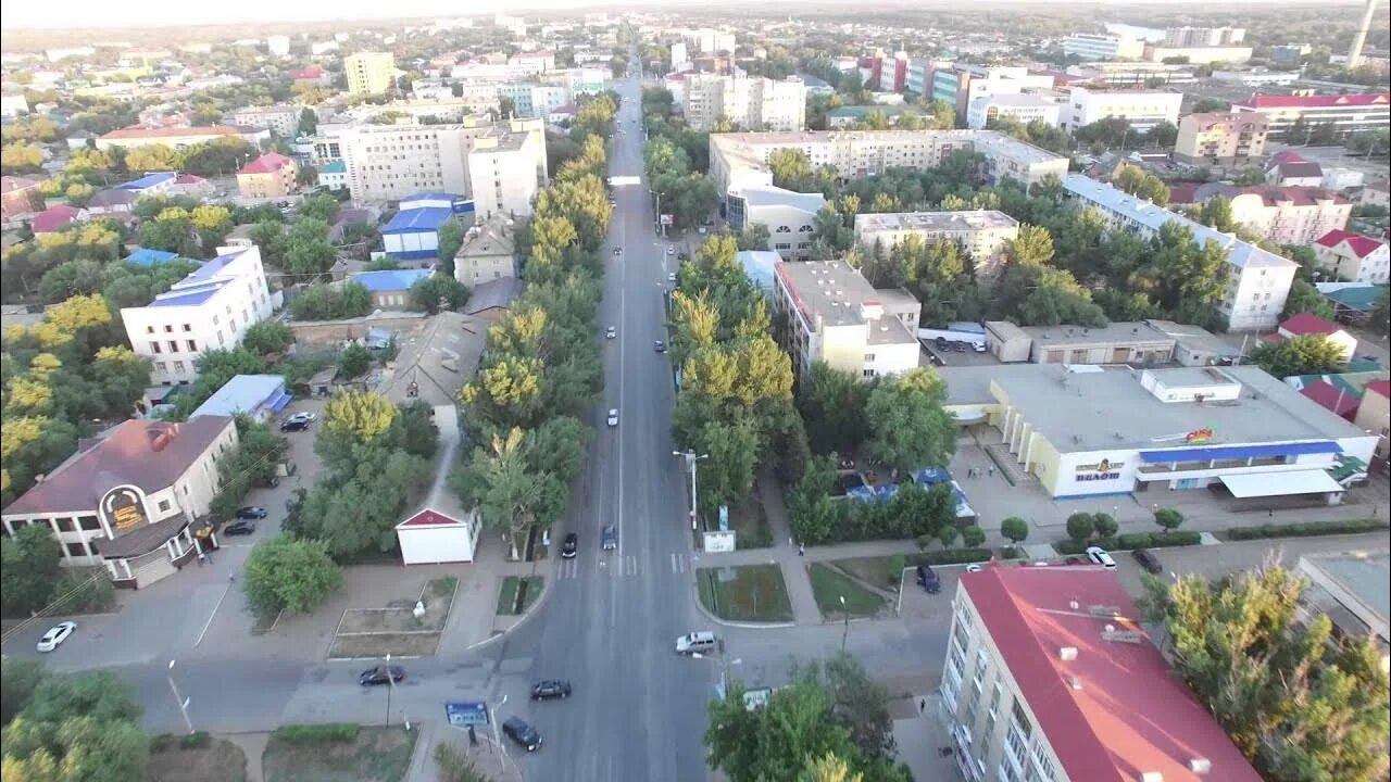 Улицы в уральске. Уральск казахстан вид сверху. уральск проспект кирова. типичный уральск. казахстан вид с улицы.