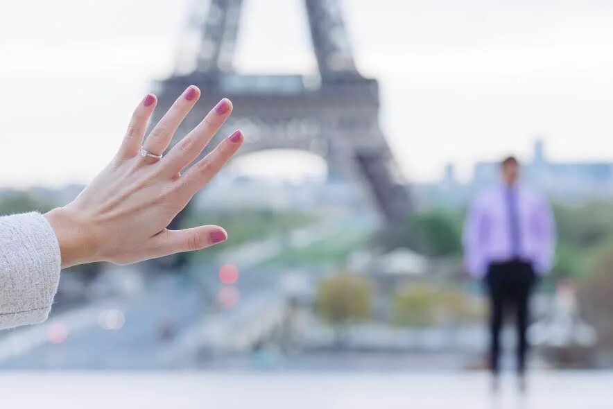 10 предложений руки. Предложение руки и сердца в Париже. Предложение в Париже. Предложение у Эйфелевой башни. Предложение руки в Париже.
