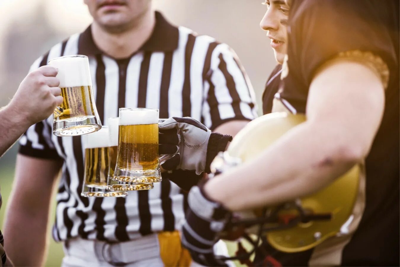 Быстро пьет пиво. Алкоголь после спорта. Спортсмены пьют пиво для здоровья фото. Алкоголь помогает расслабиться. Пиво после тренировки.