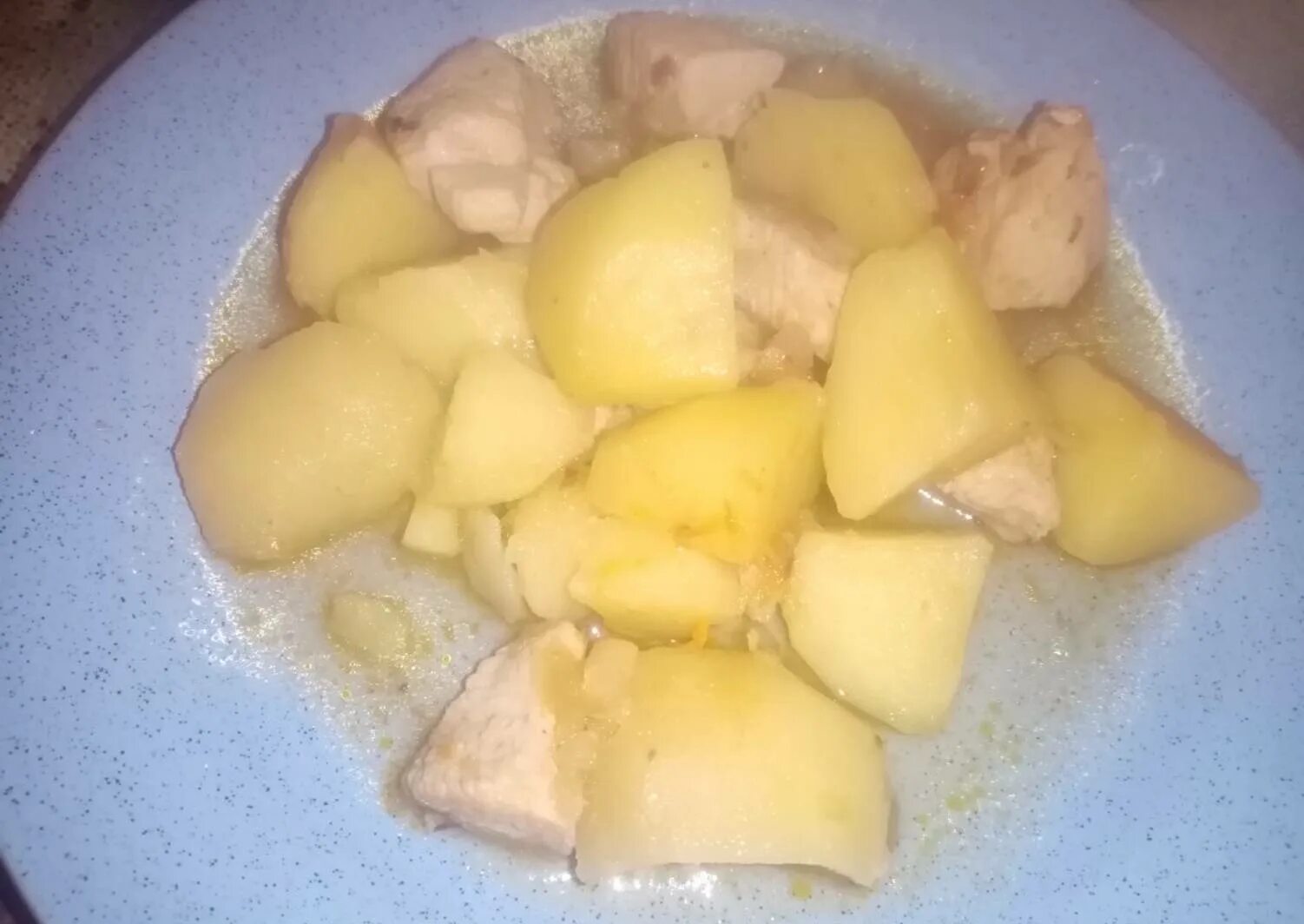Тушеный картофель. Ртош4а тушеная с курицей. Грудка с картофелем. Тушеная картошка с куриной грудкой. Тушеный картофель.