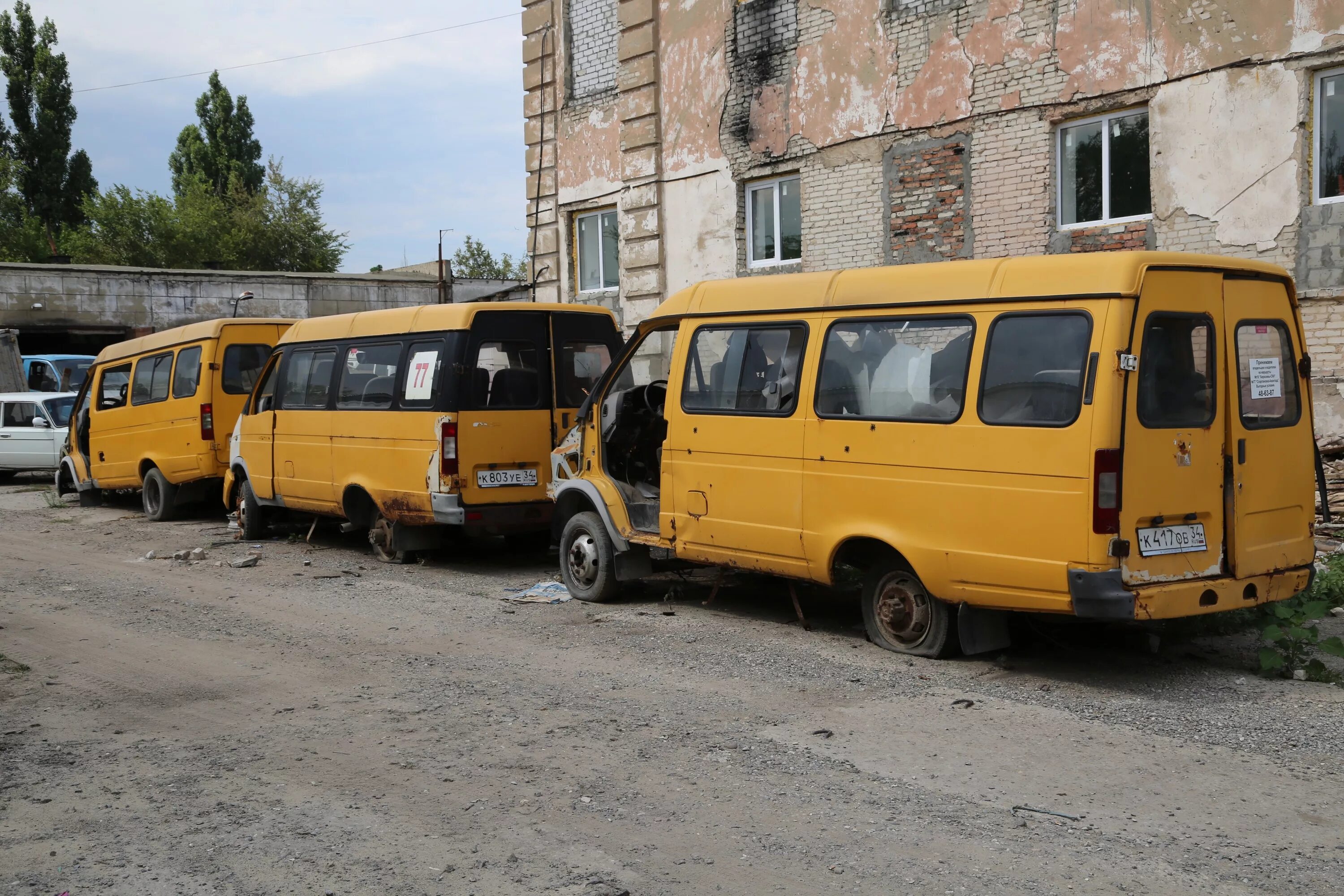 Маршрутки в старом городе. Газель автобус. Старая Газель маршрутка. Газель микроавтобус старый. Старые маршрутные газели.