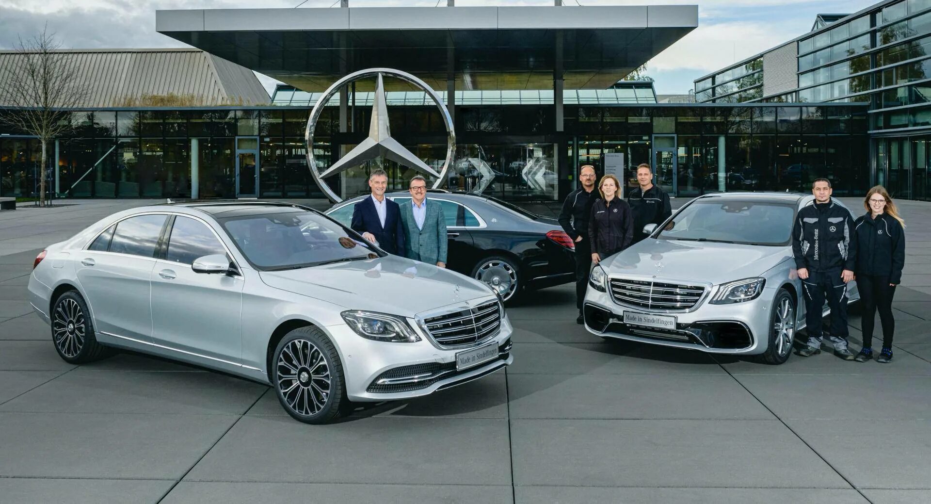 Мерседес переезжает из германии. Мерседес w222. Mercedes Benz s class 2023 people. Бизнесмен 222 Мерседес. Мерседес вс 102.