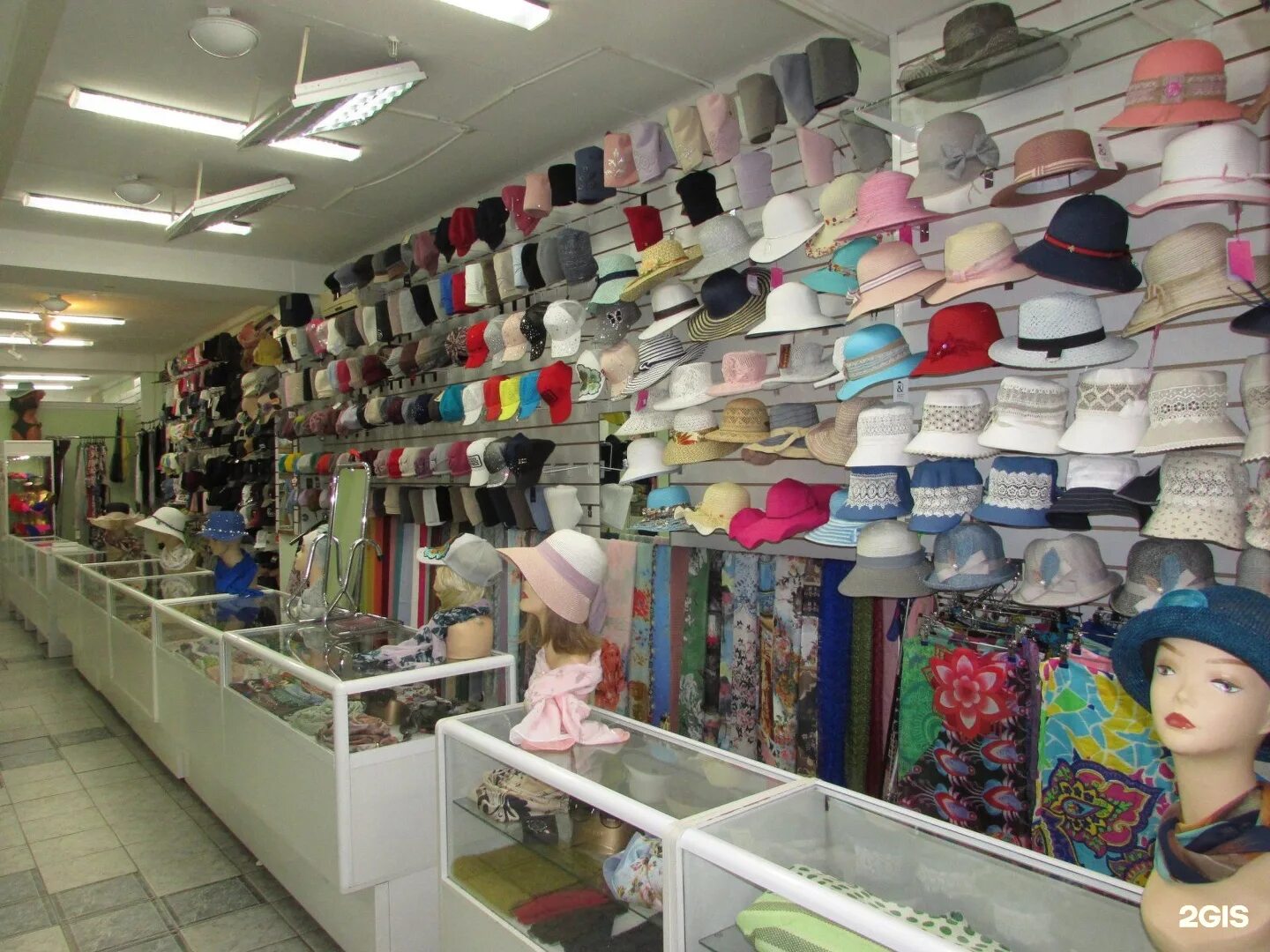 отдел головных уборов. витрина магазина головных уборов. отдела головных уборов. отдел шапок. выкладка головных уборов.