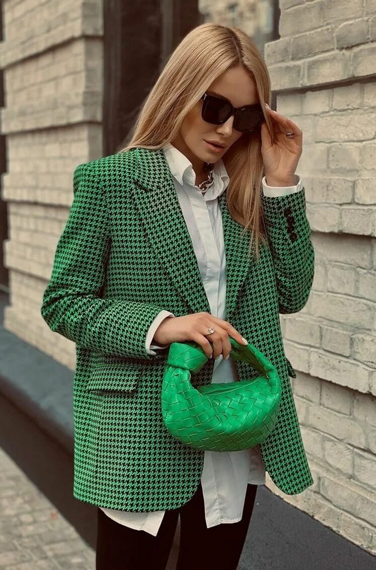Пиджак zara зеленый. Зеленый пиджак женский с чем носить. Mango ref:6703 9210 зелёный пиджак женский. Образ с зеленым пиджаком женский. Зеленый пиджак женский с чем носить.