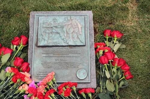 Дух эльбы памятник. Дух эльбы памятник. Мемориал дух эльбы. Дух эльбы арлингтонское кладбище. Памятник на поклонной горе 4 солдата.