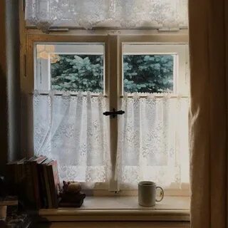 Мое внимание привлекли небольшие окна с тюлевыми