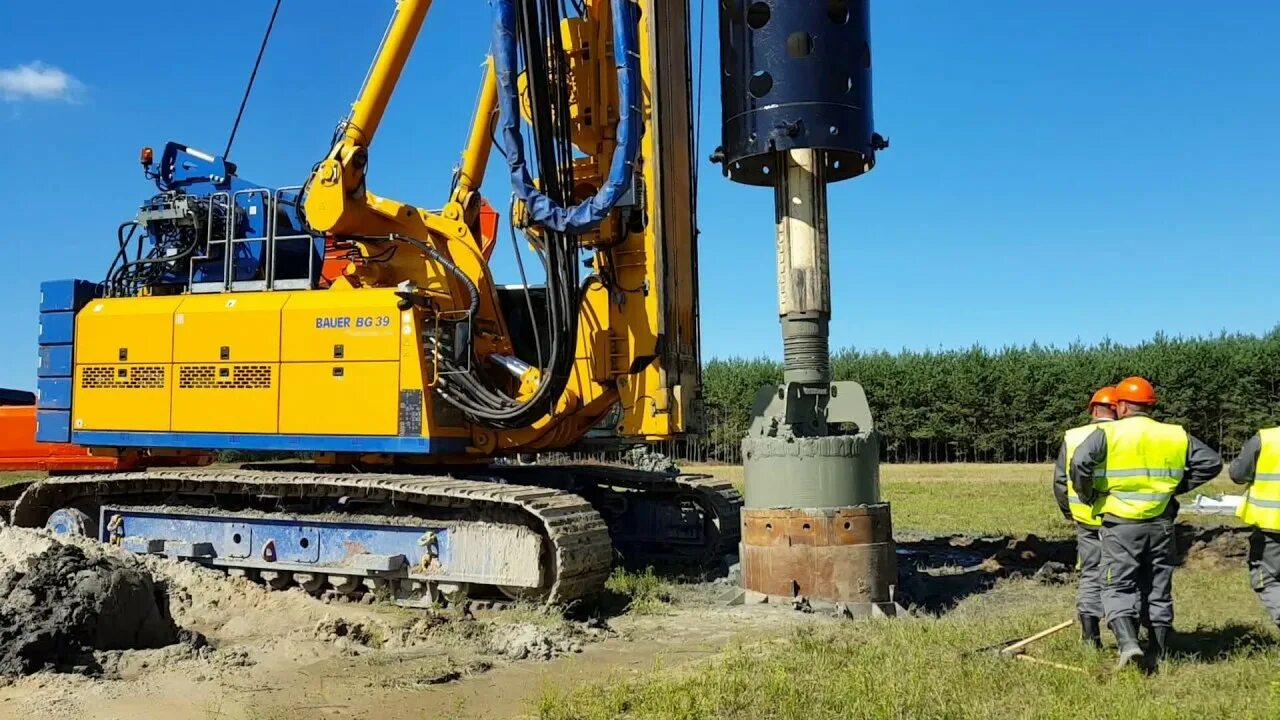 Буровые опоры. Буровой станок буронабивных свай д1200. Буровые сваи методом ВПТ. Обсадная труба для свай бнс. Буровая для бнс техника.