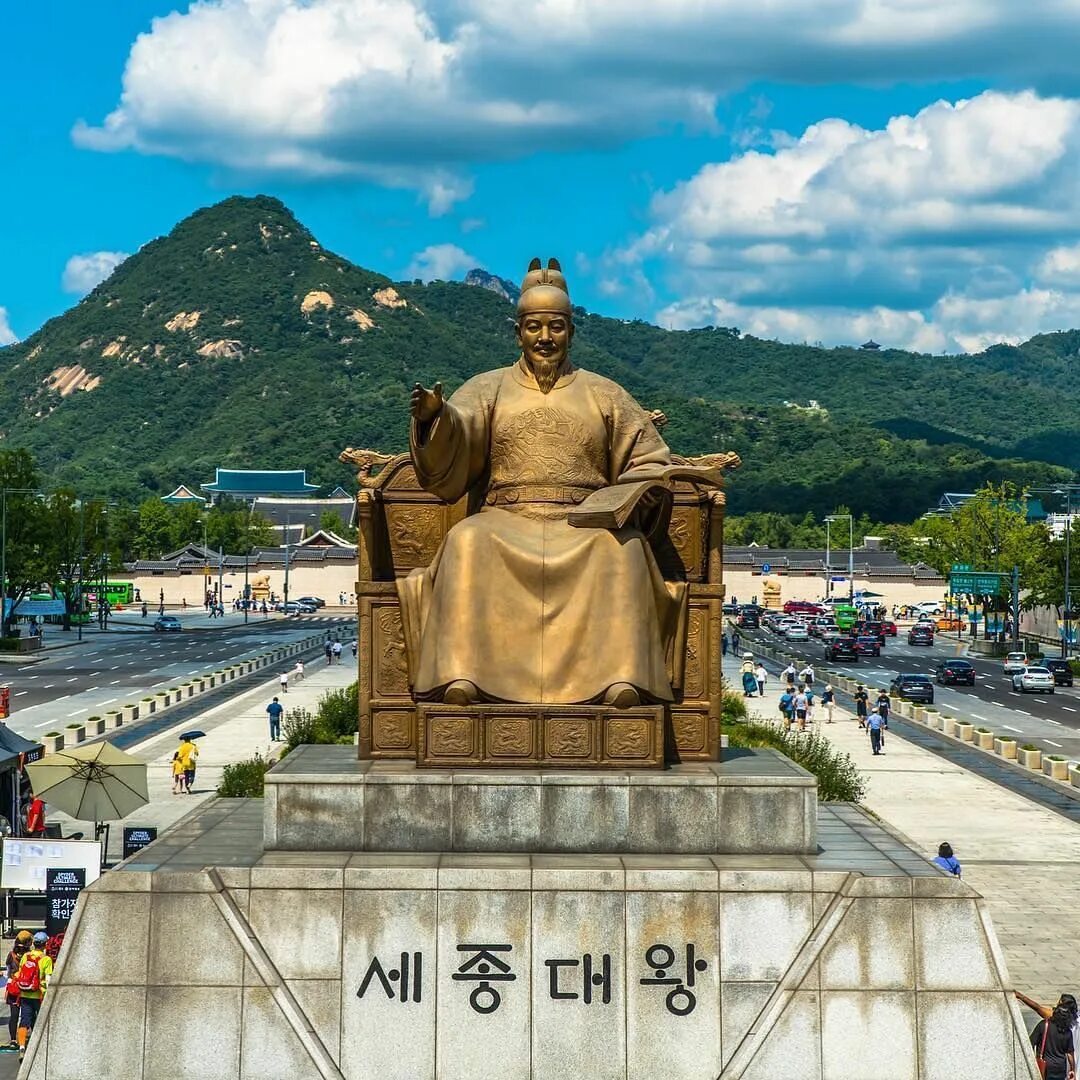 Ли сун сине. Седжон Великий памятник. Статуя короля Седжона. Статуя короля Седжона в Сеуле. Седжон корейский правитель.