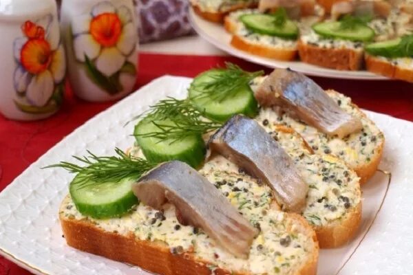 Бутерброды с селедкой и плавленным сыром. Бутерброды с селедочным маслом. бутерброды с селедкой. бутерброд с сельдью и яйцом. бутерброд с маслом и селедкой.