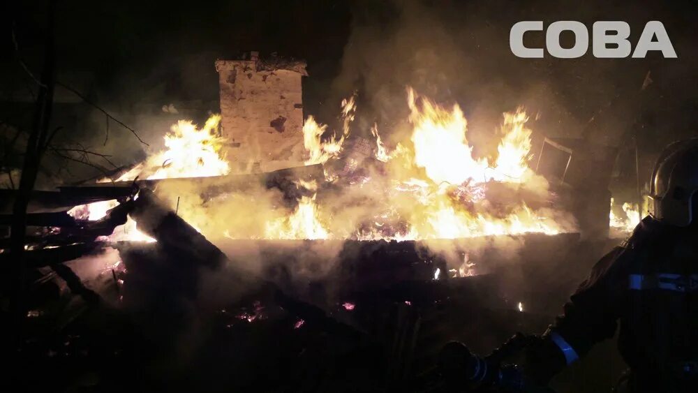 Горящий кентукки (2019). Пожар покрышек в кувейте. Пожар в екб сегодня ночью. Горящий город. Пожар в саду на исети.