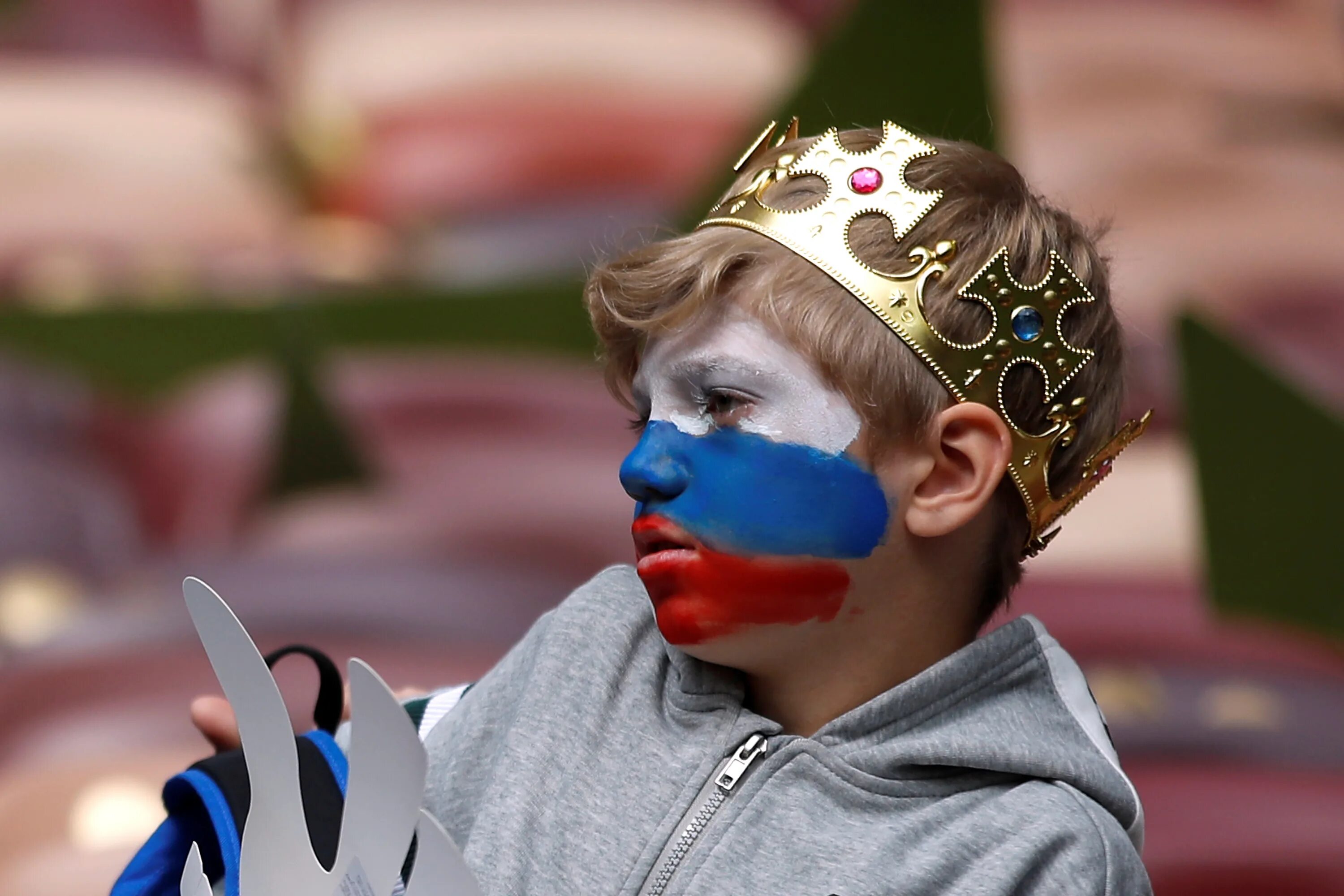 Russian fan. Футбольные фанаты дети. Дети на ЧМ 2018. Футбольные болельщики с детьми. Родители болельщики в детском футболе.