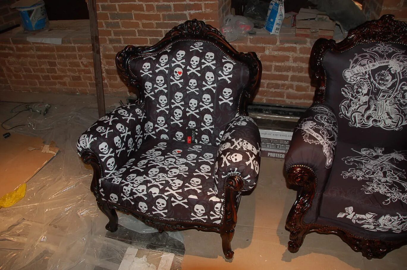 Обивка стула кожей. Обшивка кресла. Обитое кресло. Обтяжка кресла. Обтянуть старое кресло.