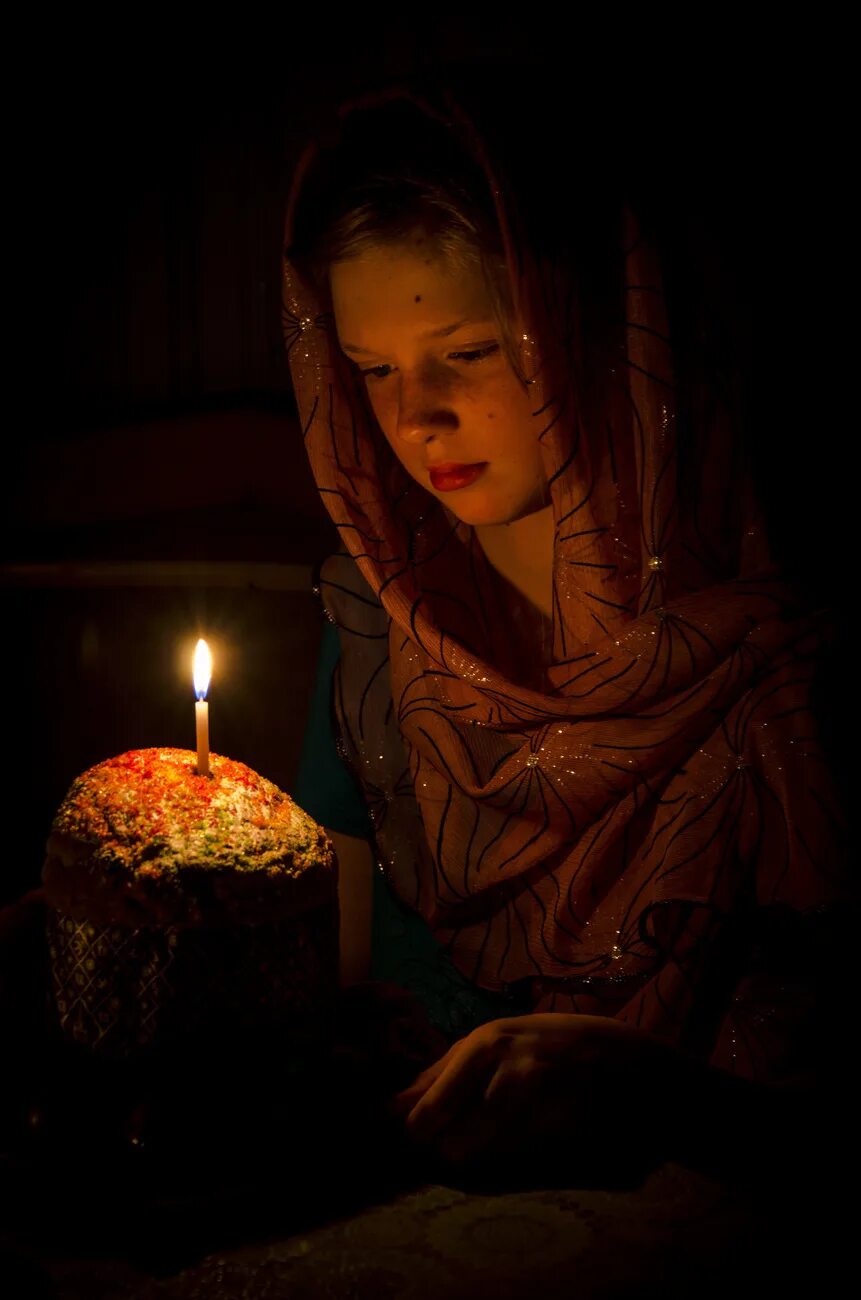 Девушка молится консервированным ананасом. Банка с ананасами. Девушка молится консервированным ананасом. Молитва девочки. Девушка в храме.