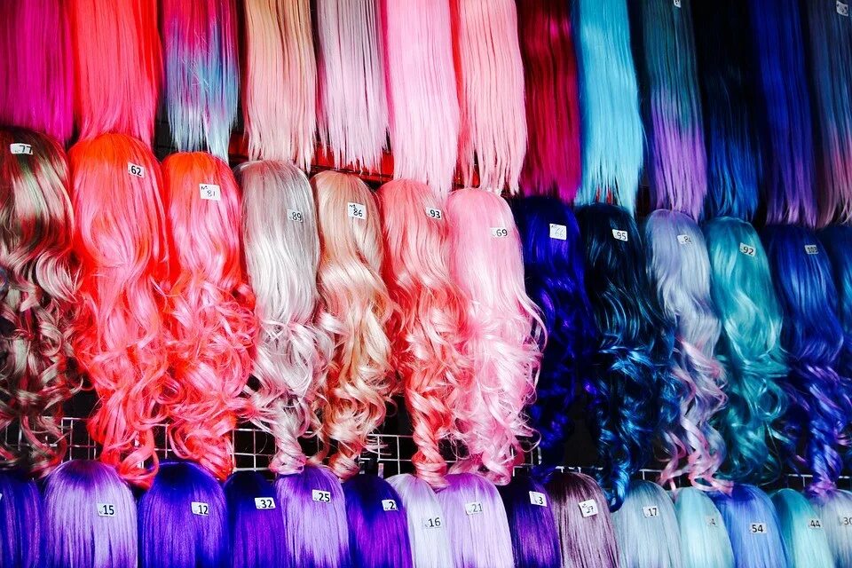Искусственные волосы. Много париков. Искусственный волос для женщин. Разноцветный парик.