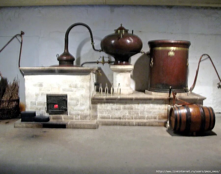 бренди перегонка сидра. непрерывный арманьячный аламбик. шарантский перегонный куб. медный шарантский аламбик. кальвадос напиток.