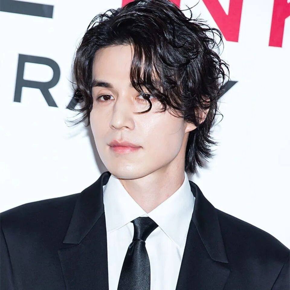 Ли дон ук кудрявый. Lee dong wook. Lee dong wook. Ли дон ук актер. Ли дон ук 2021.