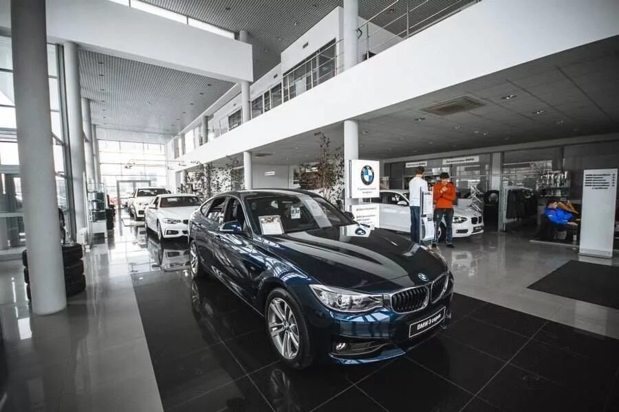 Https auto ru bmw. Дилерский центр BMW. БМВ В автосалоне 5. БМВ 745 автосалон Plaza.