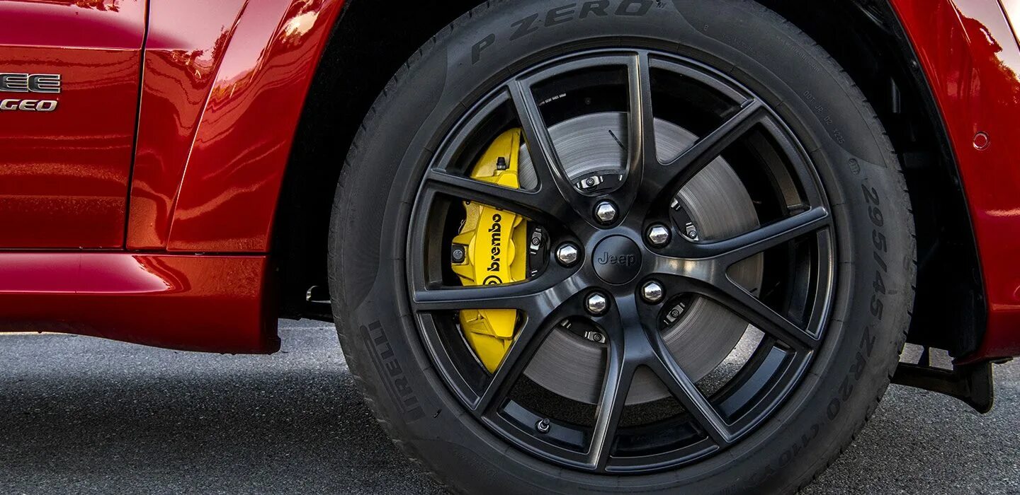 черные диски желтые суппорта. желтые суппорта брембо. желтые суппорта на порше. суппорта мерседес amg желтые. тормозная система брембо.