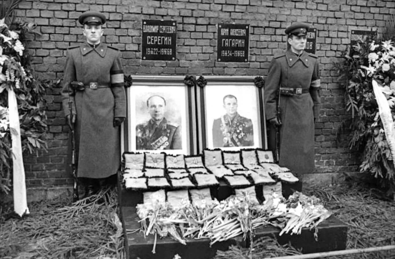 Могила валентины гагариной. Могила юрия гагарина. Где похоронена жена гагарина юрия. Похороны юрия гагарина. Могила гагарина у кремлевской стены.