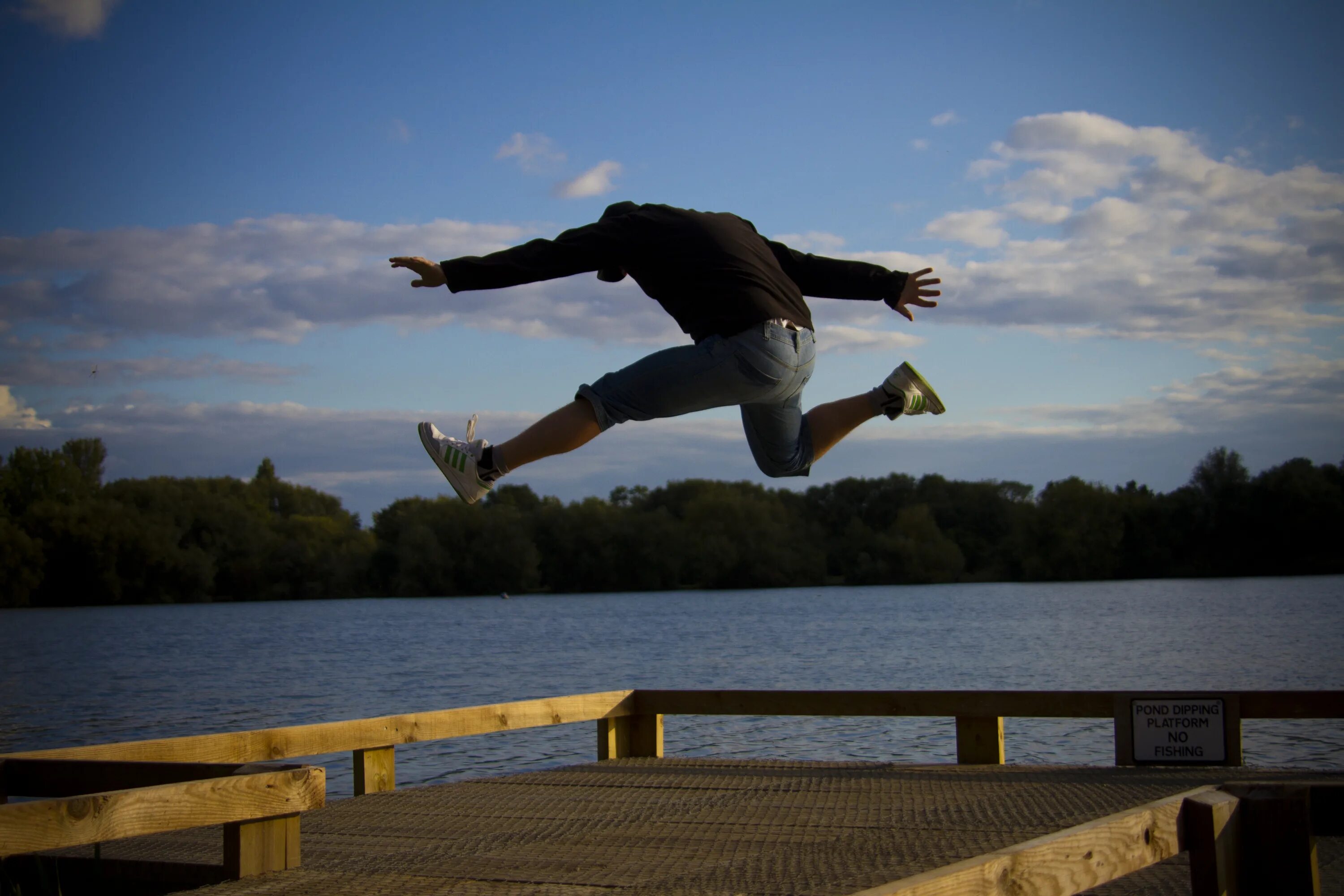 Want jump. Человек прыгает. Человек в прыжке. Фотографии в прыжке. Мужчина прыгает.