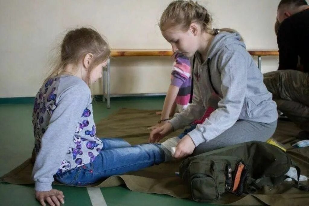 Обучение по оказанию первой помощи в школе. Оказание первой помощи в школе. Оказание медицинской помощи детям. Оказание первой медицинской помощи в школе детям. Первая помощь в школе для детей.