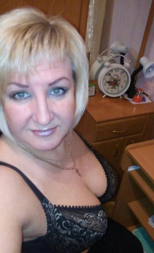 Взрослые дамы желают. Пожилые тетки с молодыми. Тетя пососала. Тетя пососала. Леди барбара смокинг.