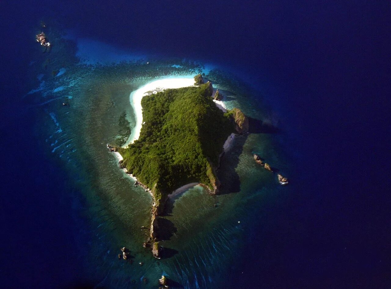 Второй остров в мире. Остров Матинлок Филиппины. Остров вид сверху. Необычные острова. Необитаемые острова в мире.